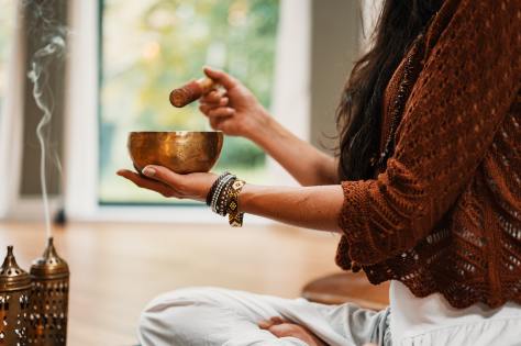 5 Meditation Guides for the Noisy Mind